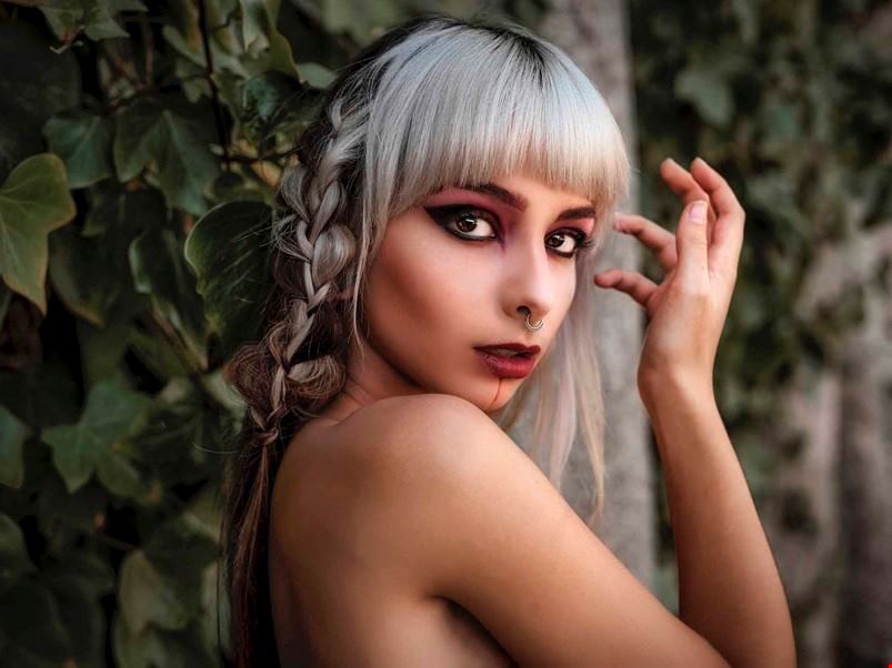 retrato-mujer-cabello-blanco
